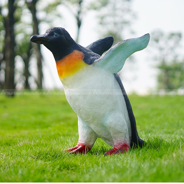 estátua de pinguim em tamanho real