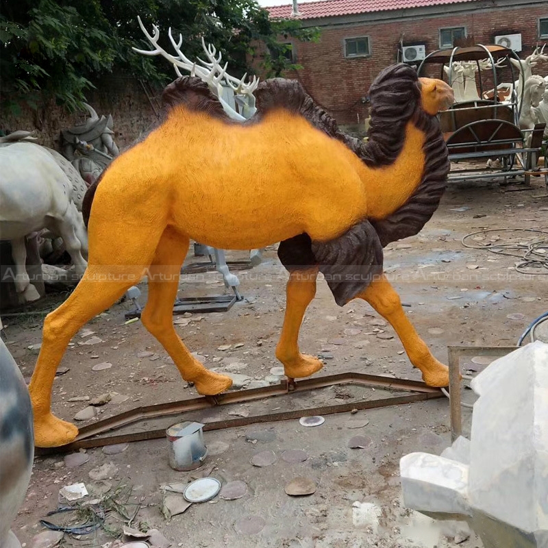 تمثال جمل بحجم طبيعي