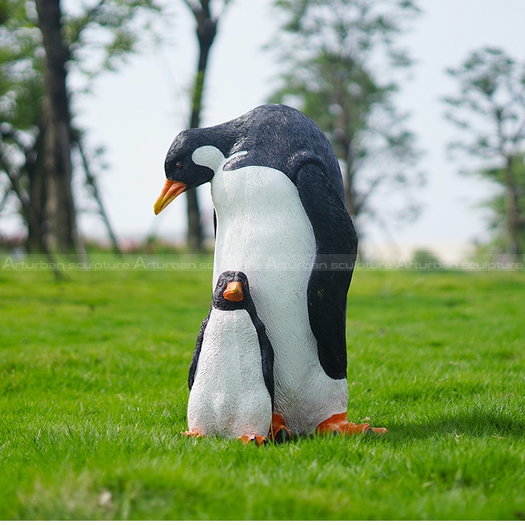 estátua de pinguim em tamanho real