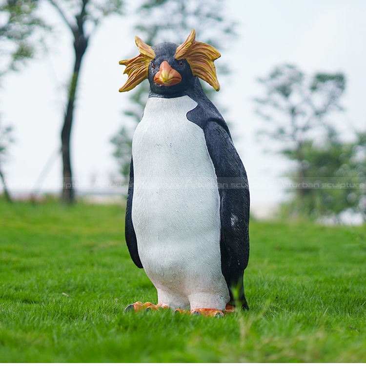 estátua de pinguim em tamanho real