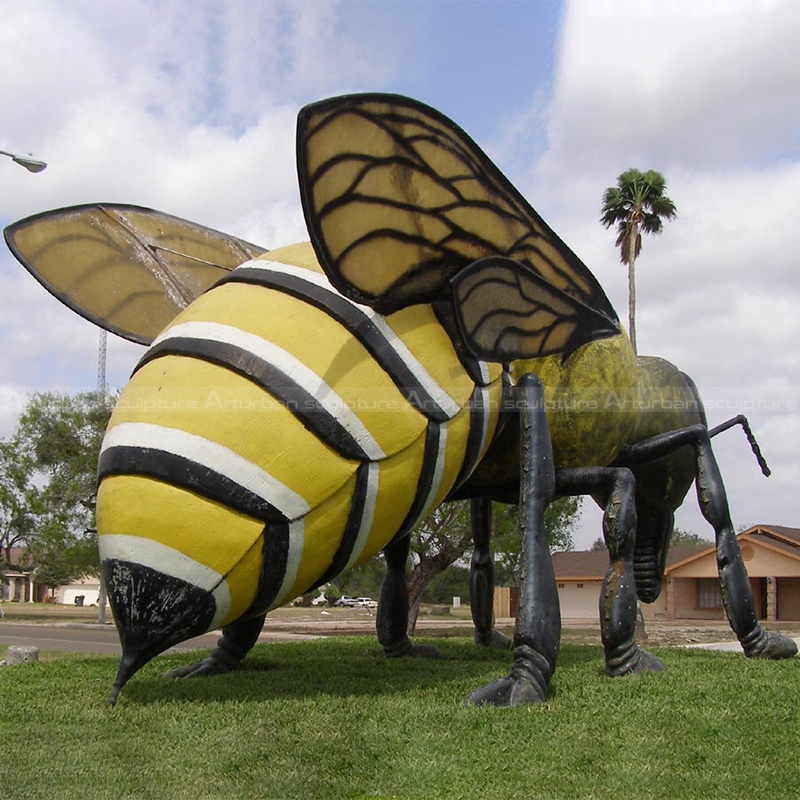 escultura de abejorro de metal