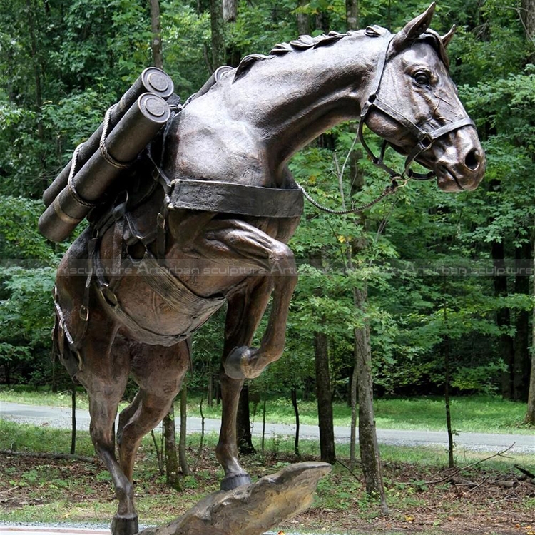 sculpture de cheval de guerre