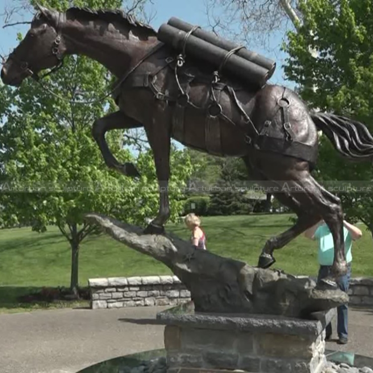 sculpture de cheval de guerre