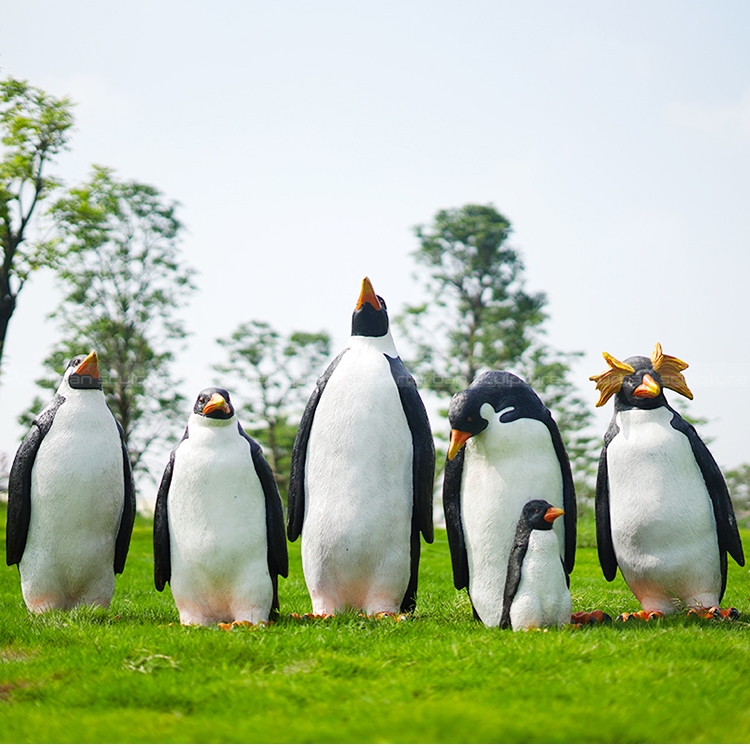 estátua de pinguim em tamanho real