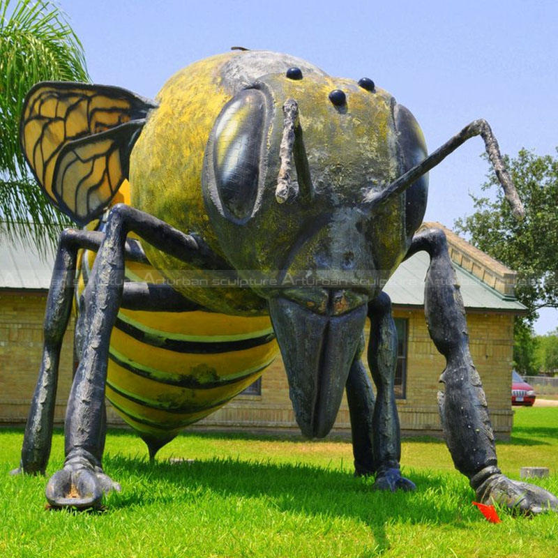 escultura de abejorro de metal