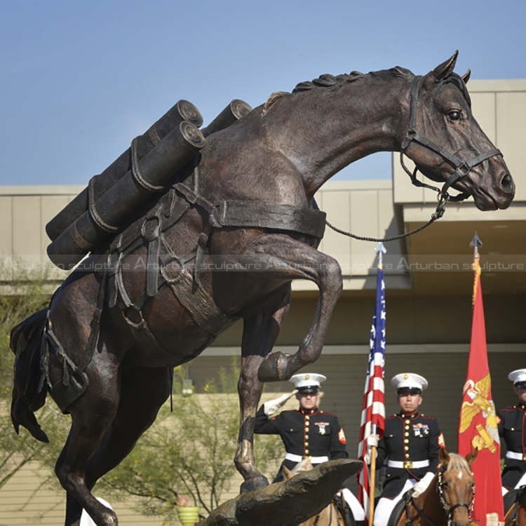 sculpture de cheval de guerre