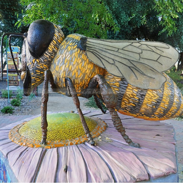 escultura de abejorro de metal