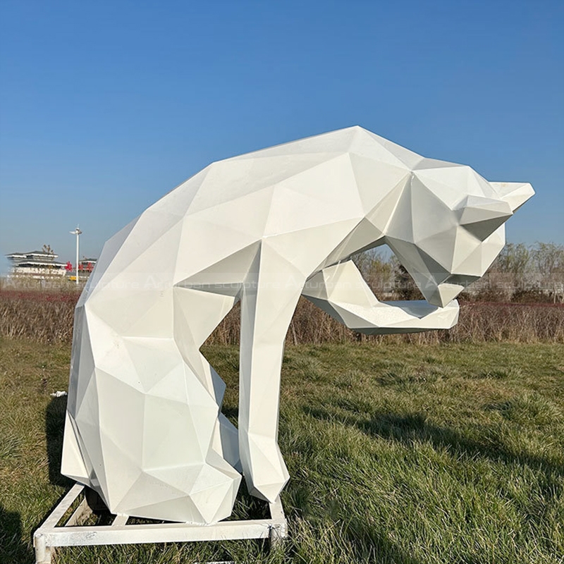 scultura di gatto geometrico