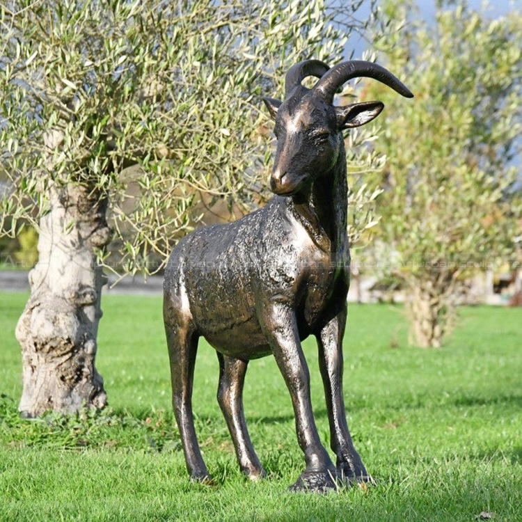 escultura de oveja a tamaño real