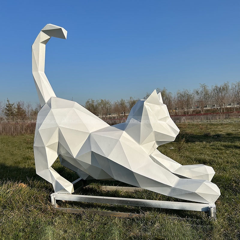 scultura di gatto geometrico