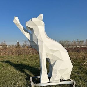escultura de gato geométrico
