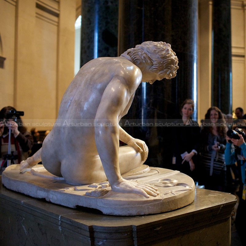 Sculptur eines sterbenden Kriegers
