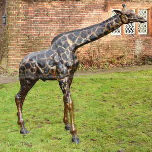estátua de girafa alta para decoração