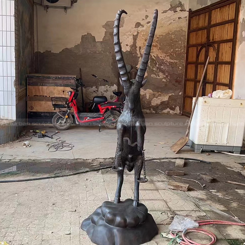 escultura de ovelha em bronze
