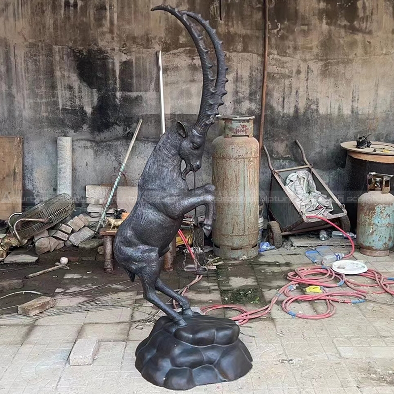 escultura de ovelha em bronze
