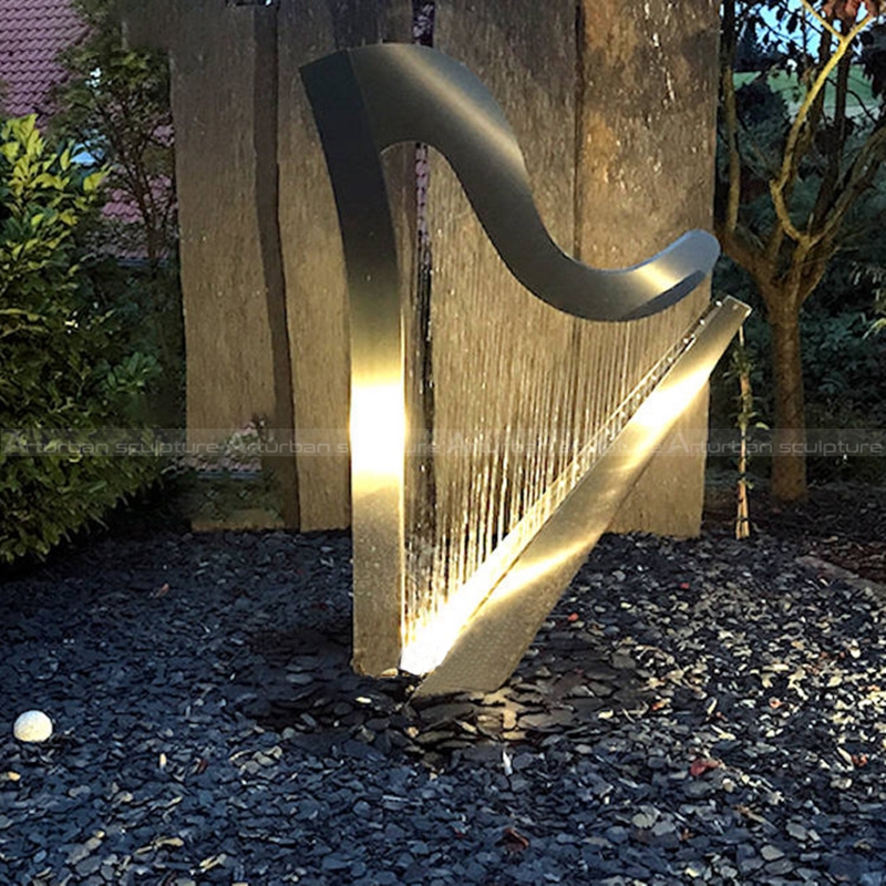 Moderner Hinterhofbrunnen