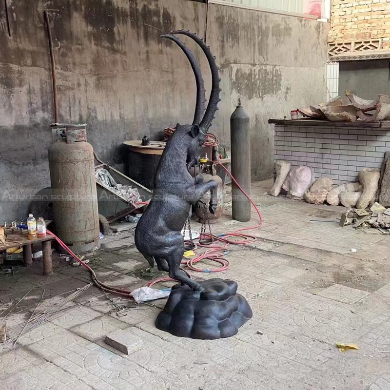 escultura de ovelha em bronze