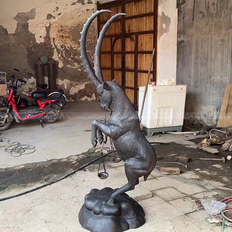 escultura de ovelha em bronze