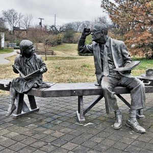 statua del nonno e della nipote