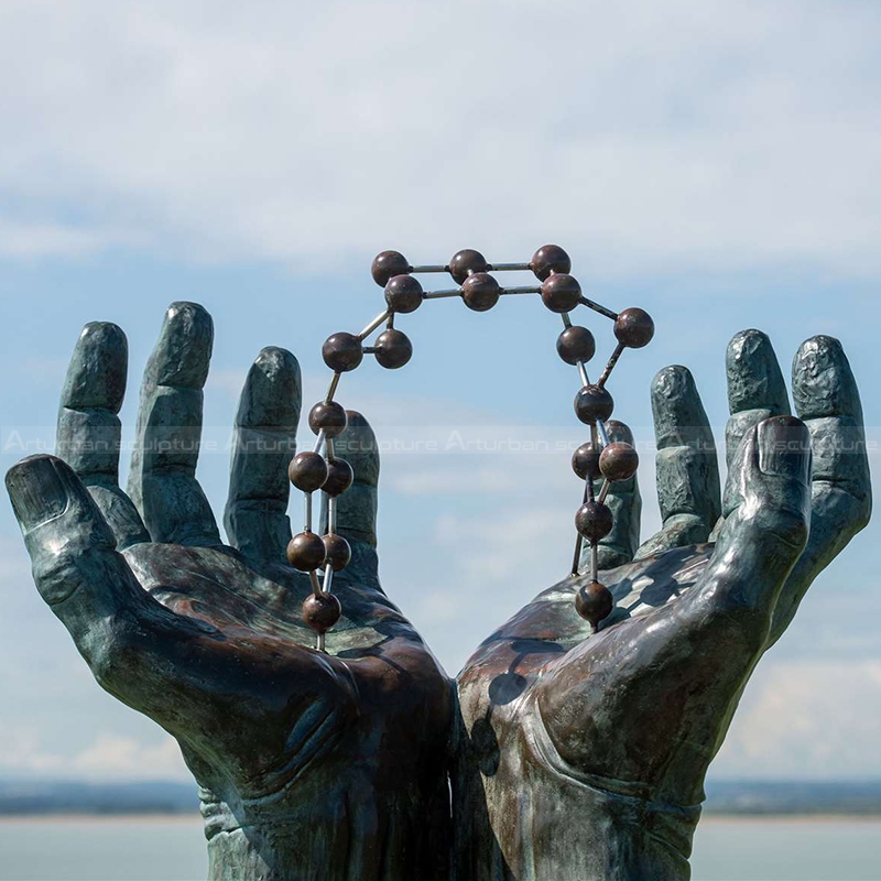 statua di mano grande