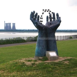 estatua de mano grande