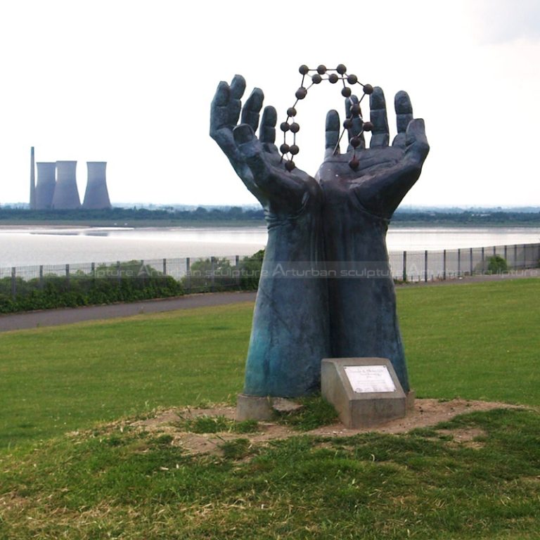 statua di mano grande