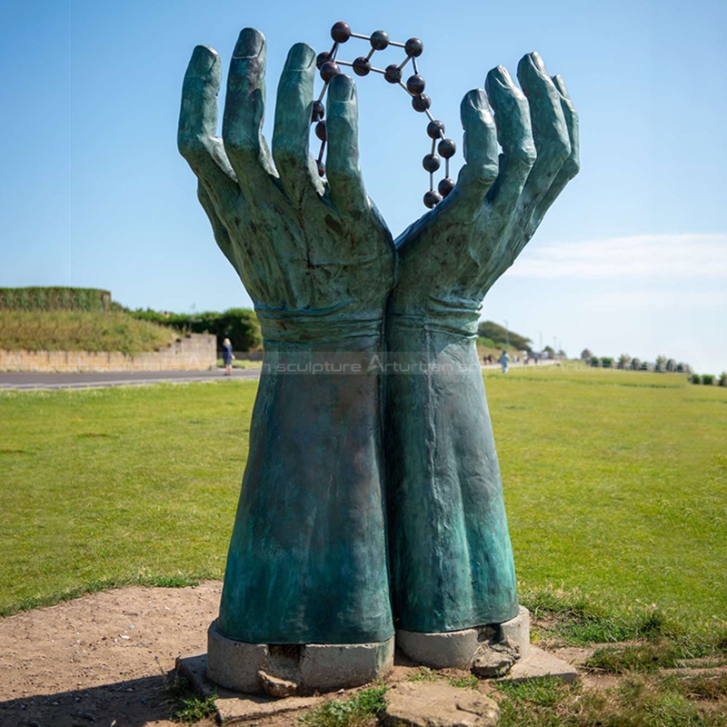 statua di mano grande