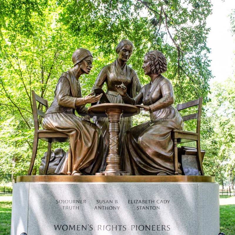 estátua de três mulheres