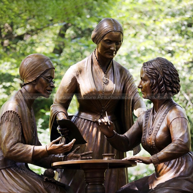 estátua de três mulheres