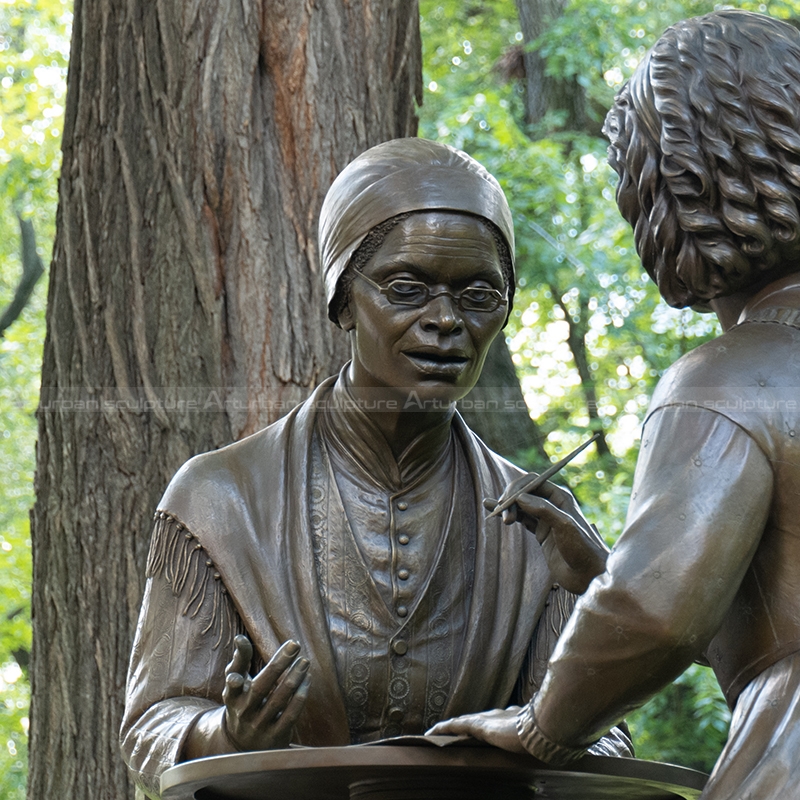 estátua de três mulheres