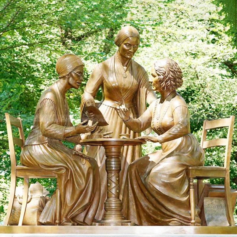 estátua de três mulheres