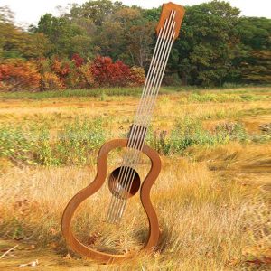 estatua de guitarra para jardín