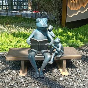 lesende Froschfamilien-Gartenskulptur