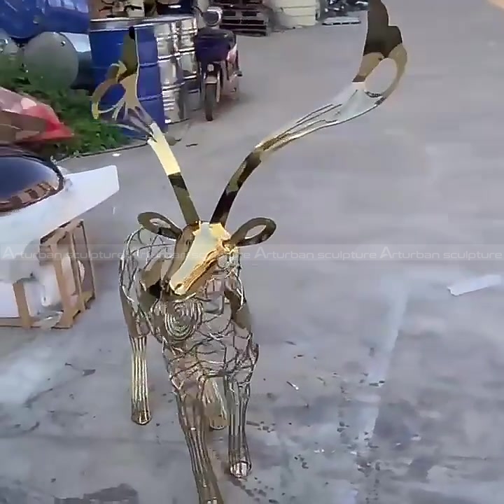 scultura di cervo astratta