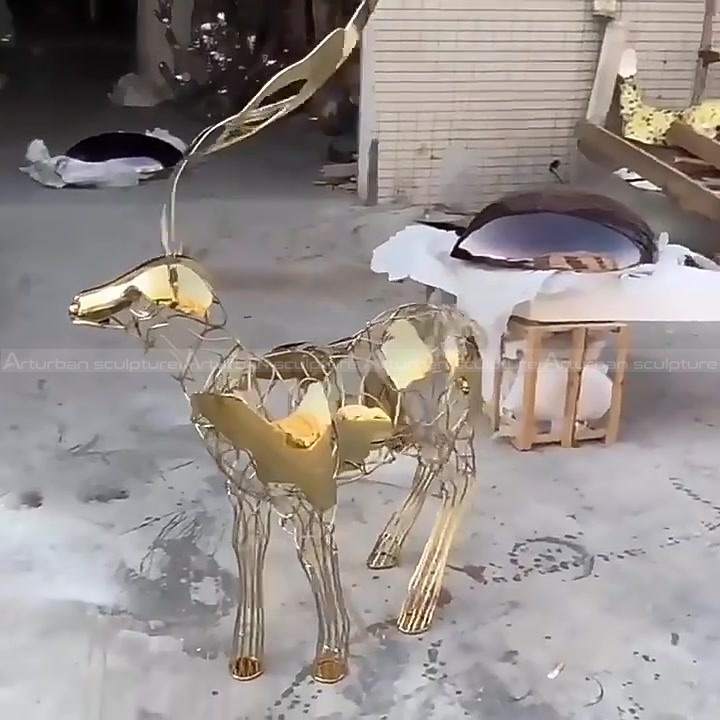 scultura astratta di cervo