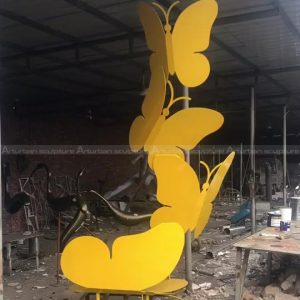 scultura giardino farfalle