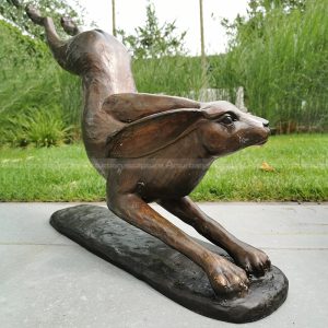 grandi statue di lepri da giardino