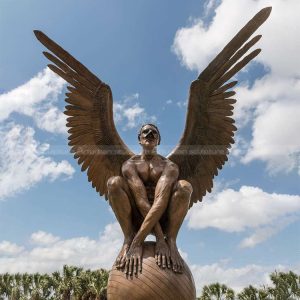 männliche Engelskulptur