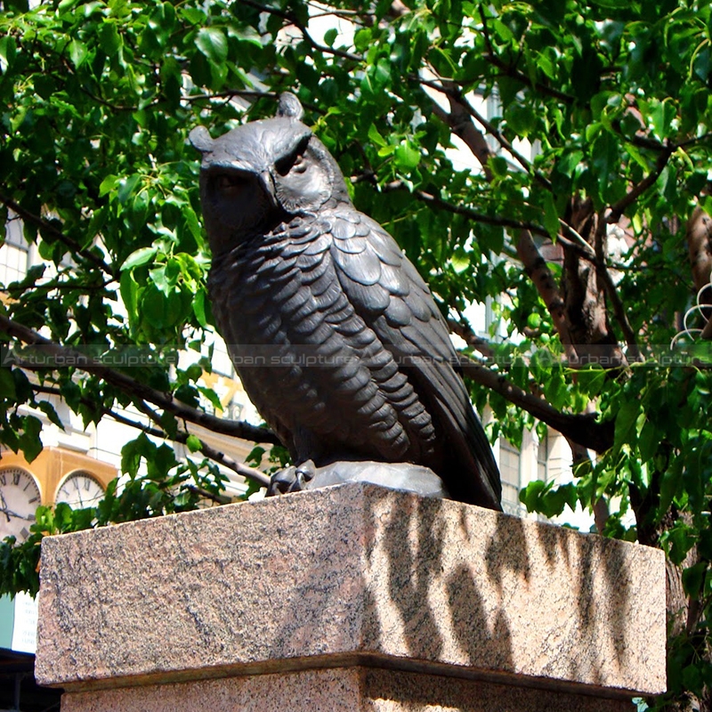 Outdoor-Eulenskulptur