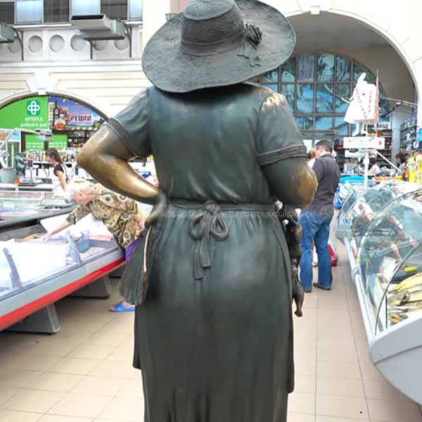 Estatua de una mujer de pie