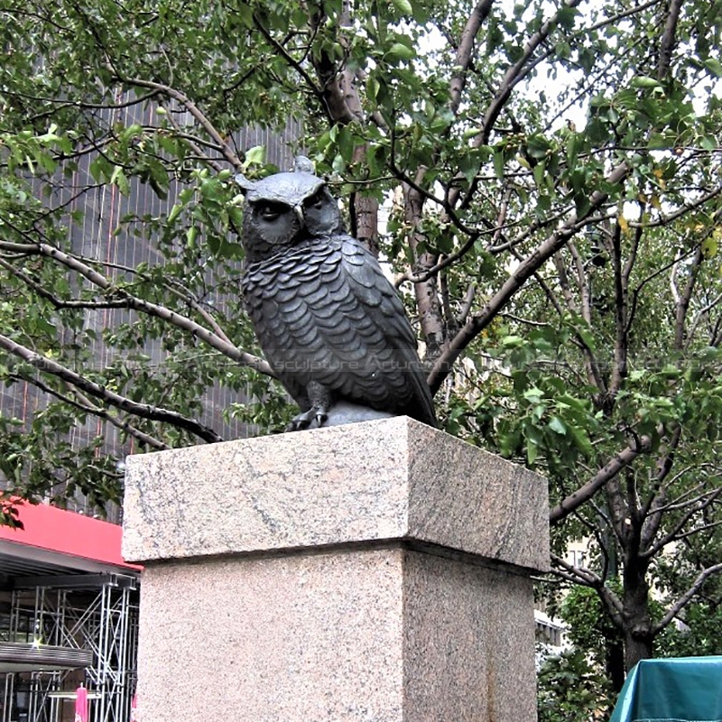 Outdoor-Eulenskulptur