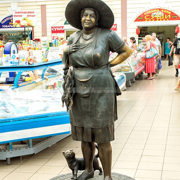 Estatua de una mujer de pie