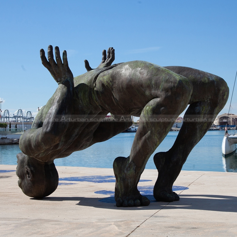 estátua de homem nu