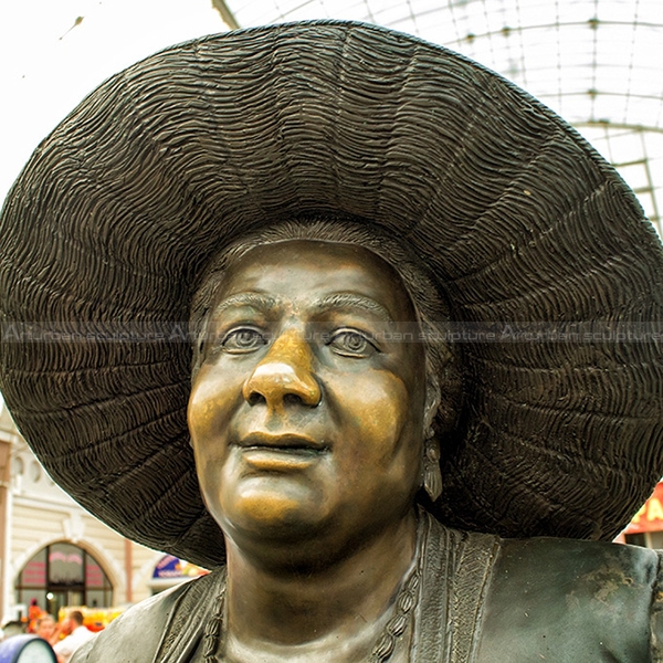 Estatua de una mujer de pie