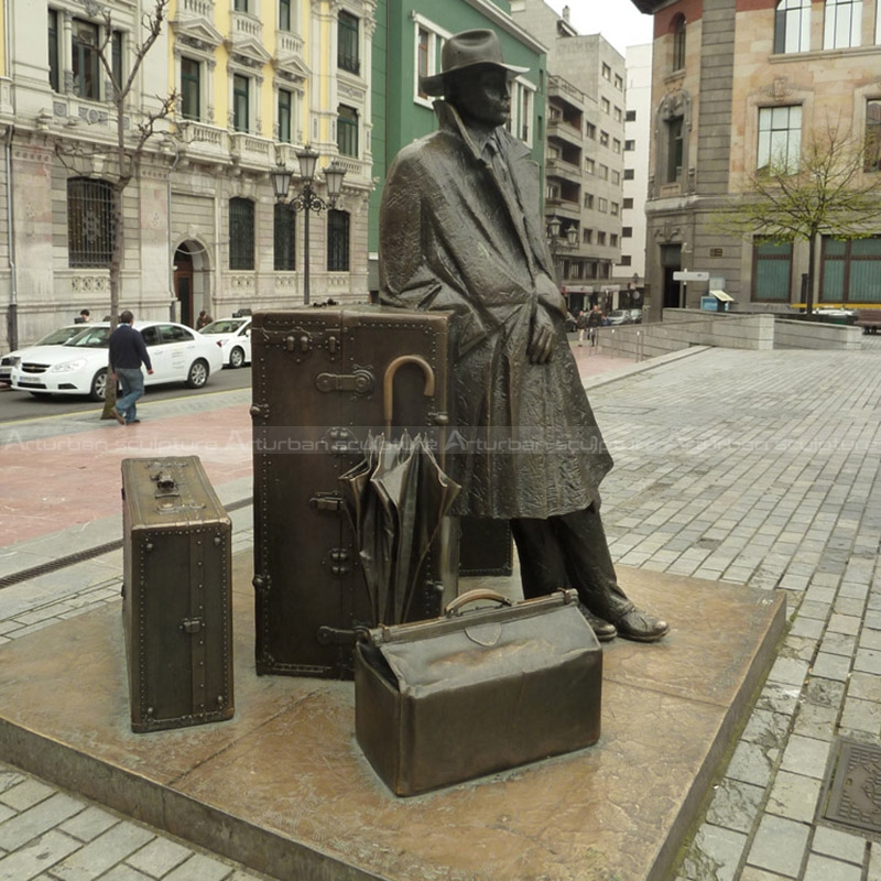Skulptur eines Mannes mit Koffer