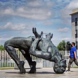 estatua de hombre desnudo