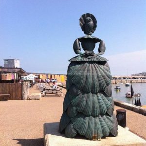 estátua de mulher abstrata