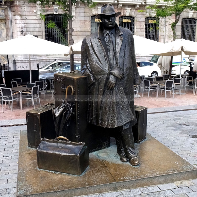 Skulptur eines Mannes mit Koffer