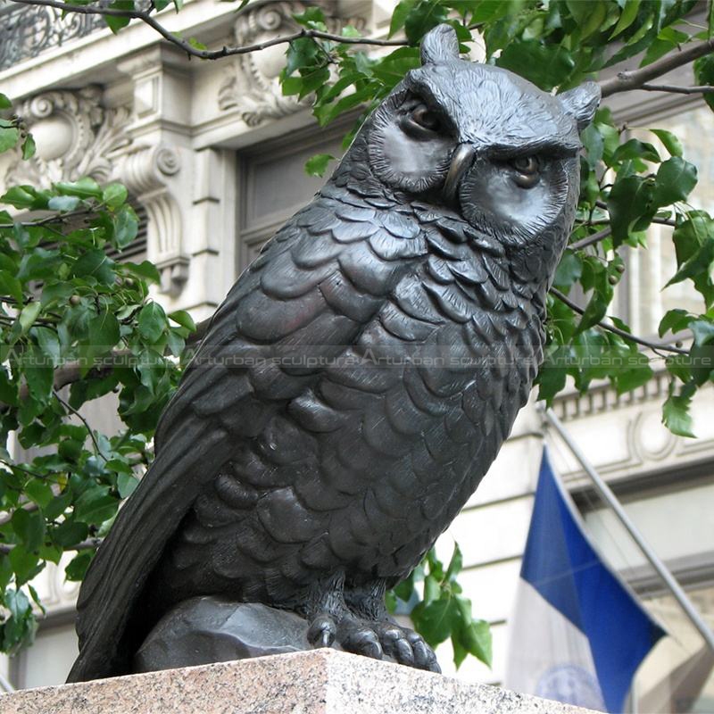 Outdoor-Eulenskulptur