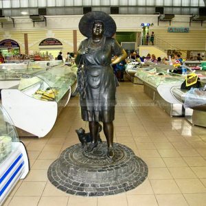 Estatua de una mujer de pie